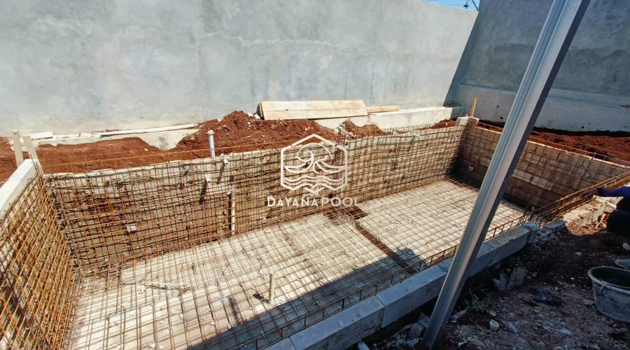proses pembuatan kolam renang tahap pembesian gelaran