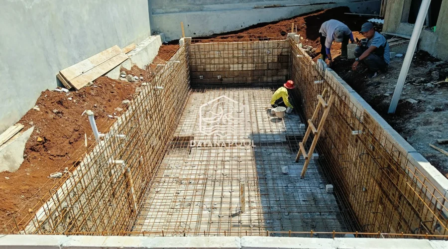 proses pembuatan kolam renang tahap pembesian gelaran