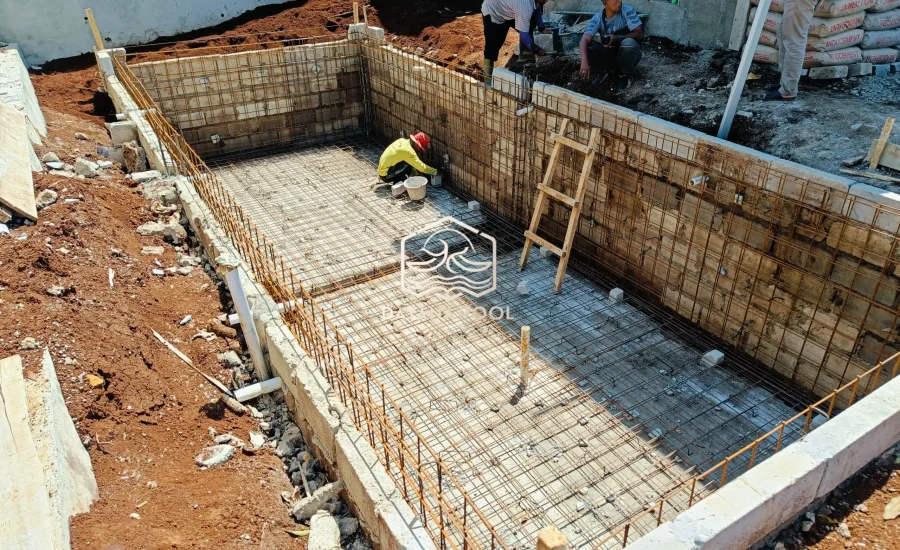 proses pembuatan kolam renang tahap pembesian gelaran