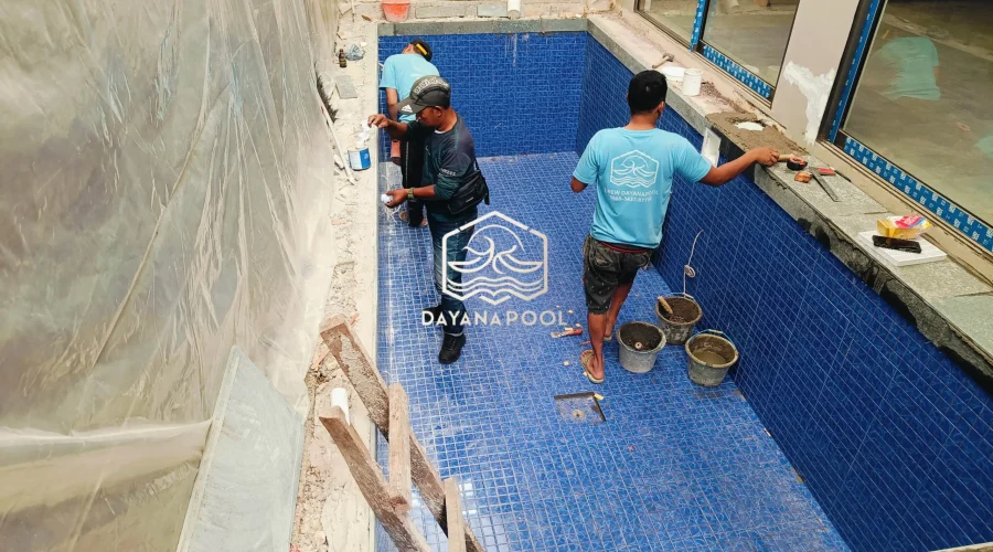 proses pemasangan finishing kolam renang oleh tim dayanapool