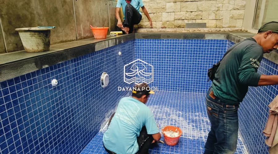 kolam renang skimmer minimalis dengan finishing keramik biru buatan dayanapool