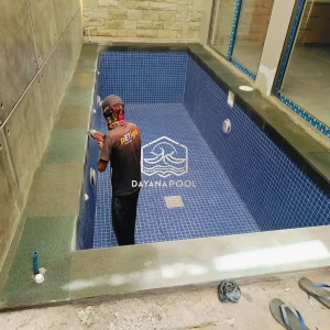 kolam renang skimmer minimalis dengan finishing keramik biru buatan dayanapool