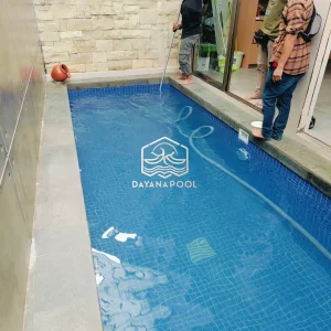 kolam renang skimmer minimalis dengan finishing keramik biru buatan dayanapool