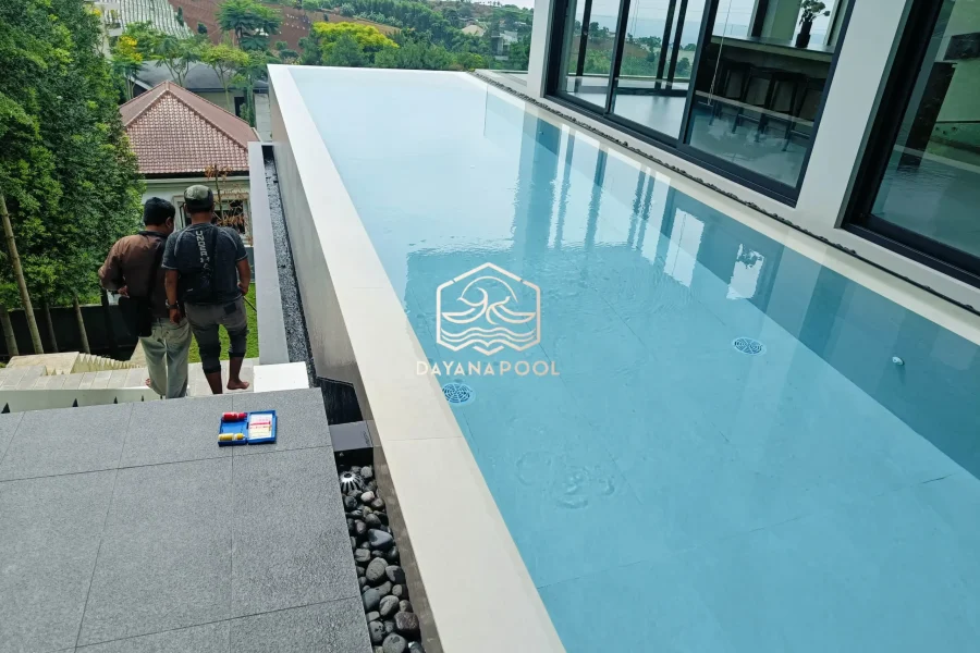 kolam renang overflow desain minimalis dengan finishing mozaik