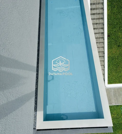 kolam renang overflow desain minimalis dengan finishing mozaik