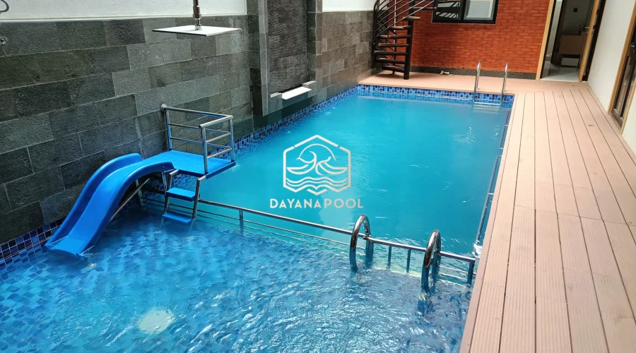 kolam renang dengan perosotan dan air tirai buatan dayanapool