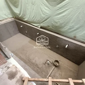 proses pemelesteran kolam renang oleh tim dayanapool