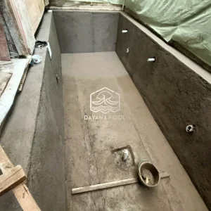 proses pemelesteran kolam renang oleh tim dayanapool
