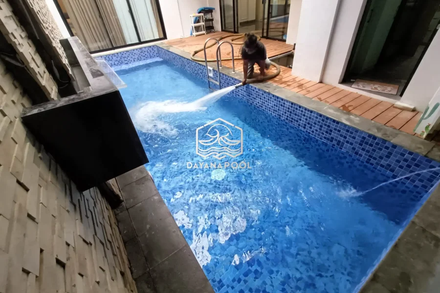 proses pengisian kolam renang