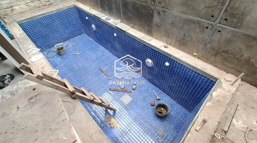 pengenatan kolam renang