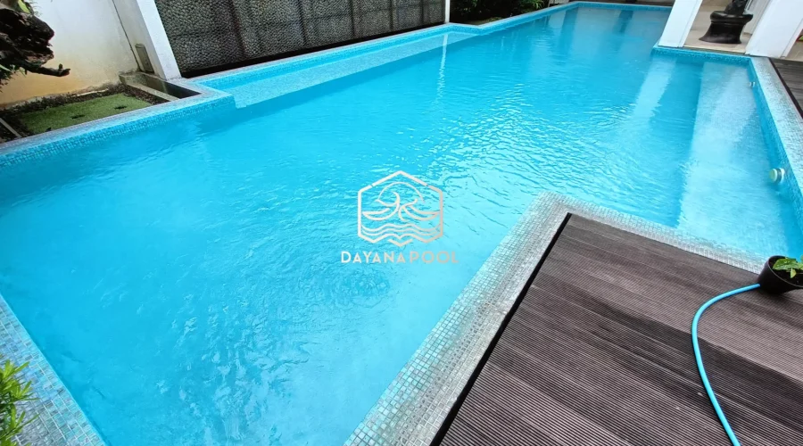 kolam renang overflow buatan dayanpool dengan finishing mozaik kudalaut