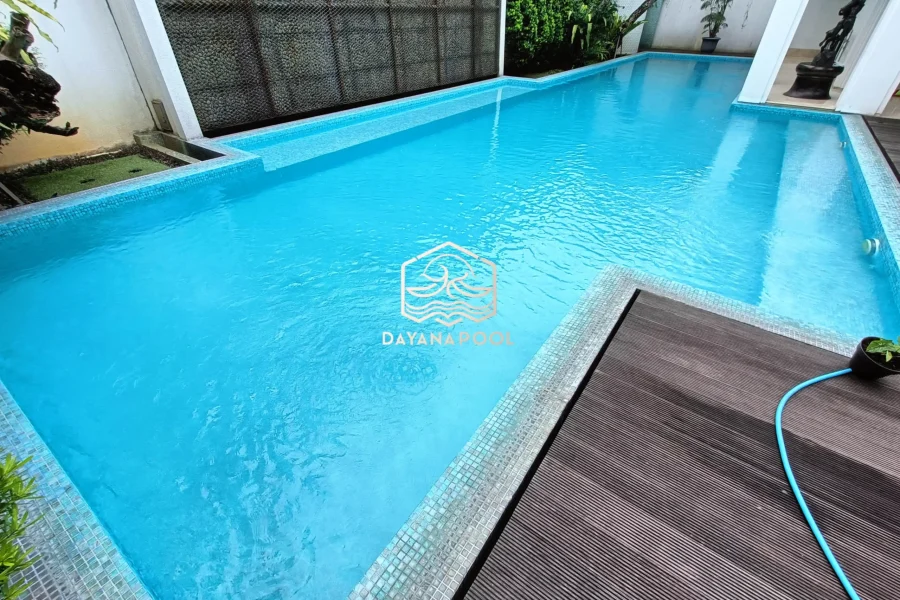 kolam renang overflow buatan dayanpool dengan finishing mozaik kudalaut