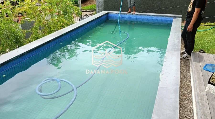 proses penaburan obat kolam renang