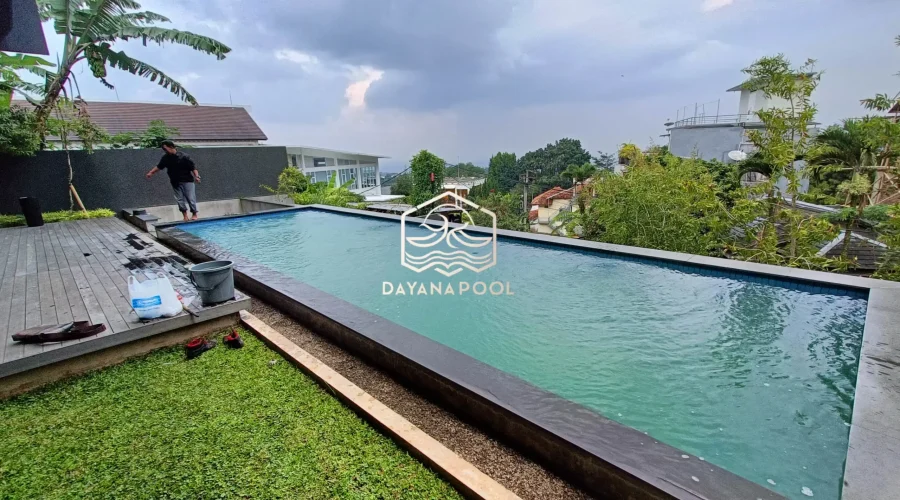 kolam renang denagn air yang kurang terawat