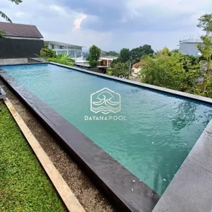 kolam renang denagn air yang kurang terawat