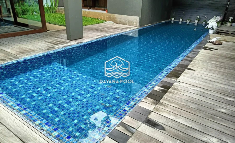 kolam renang overflow dengan finishing mozaik kudalaut