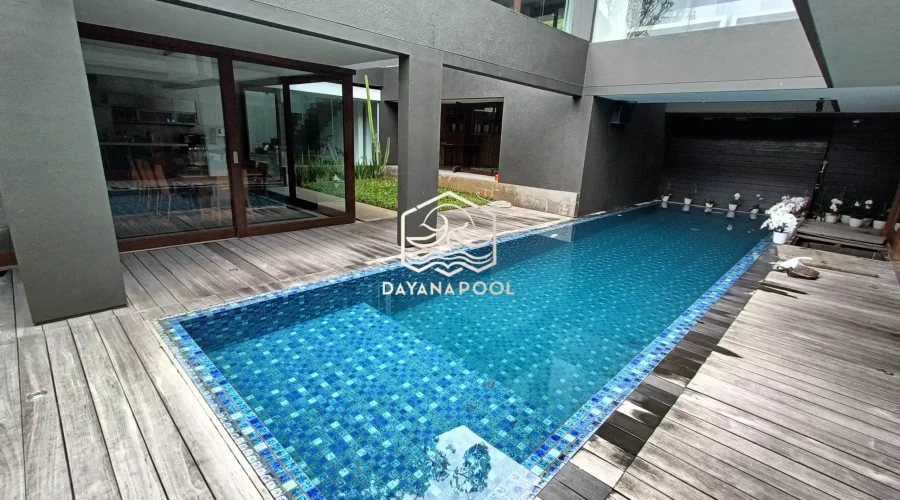 kolam renang overflow dengan finishing mozaik kudalaut