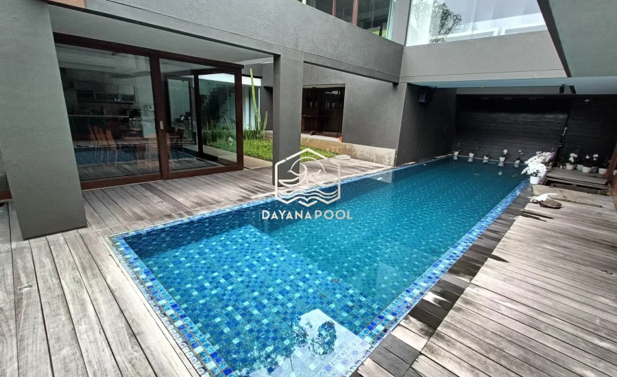 kolam renang overflow dengan finishing mozaik kudalaut