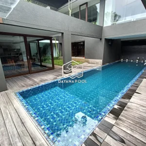 kolam renang overflow buatan dayanpool dengan finishing mozaik kudalaut