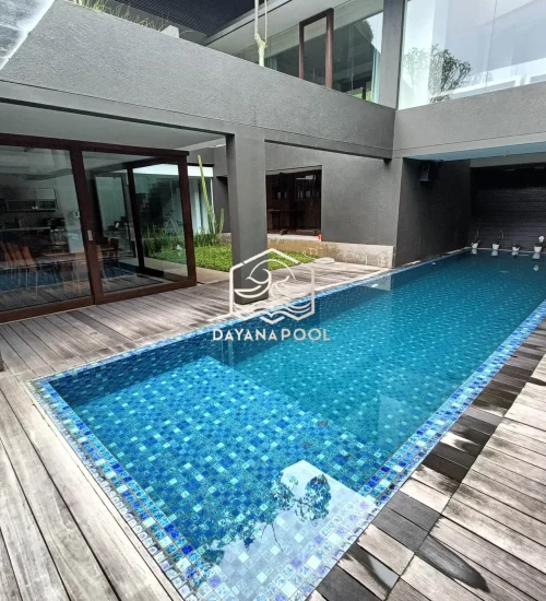kolam renang overflow buatan dayanpool dengan finishing mozaik kudalaut