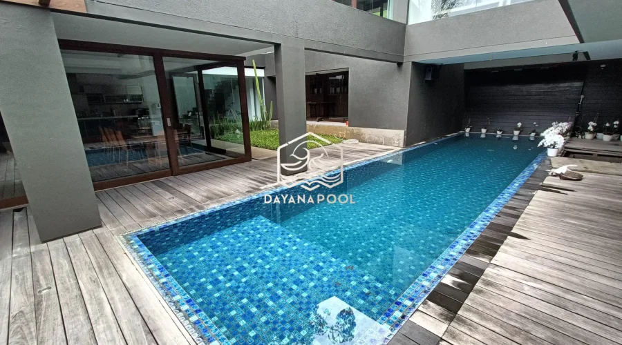 kolam renang overflow buatan dayanpool dengan finishing mozaik kudalaut