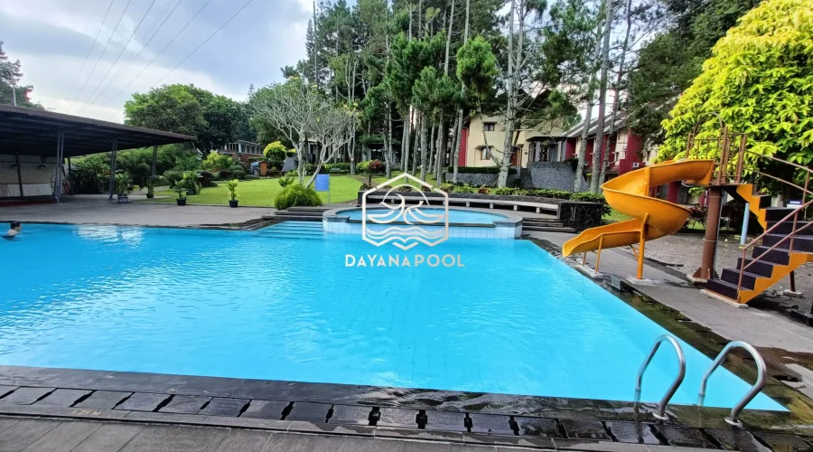 kolam renang denagn finishing keramik roman dan wahana bermain