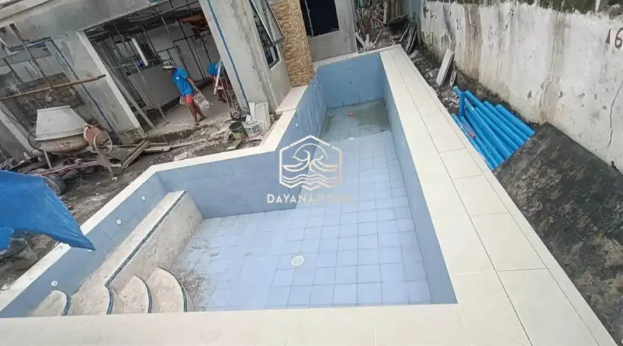 proses renovasi kolam renang