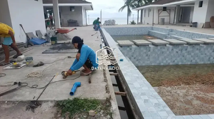 proses renovasi kolam renang