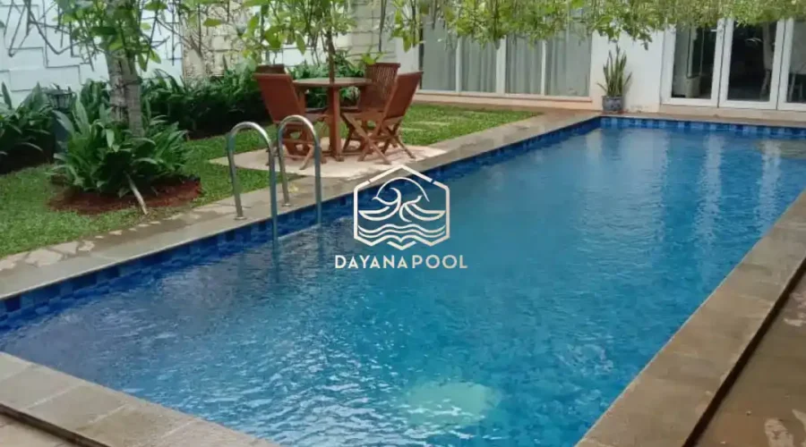 kolam renang di villa dengan finishing keramik