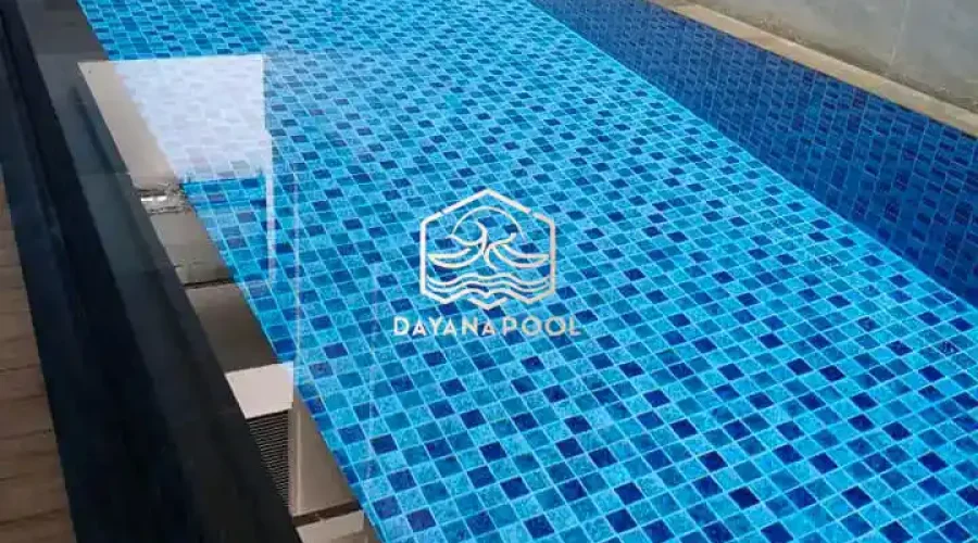 kolam renang overflow dengan finishing keramik biru