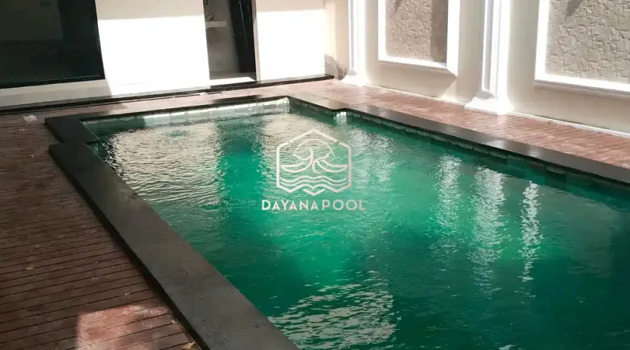 kolam renang dengan finishing batu alam sukabumi