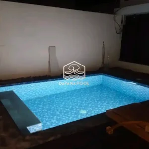 kolam renang skimmer minimalis di terangi cahaya lampu kolam