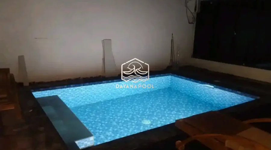 kolam renang skimmer minimalis di terangi cahaya lampu kolam
