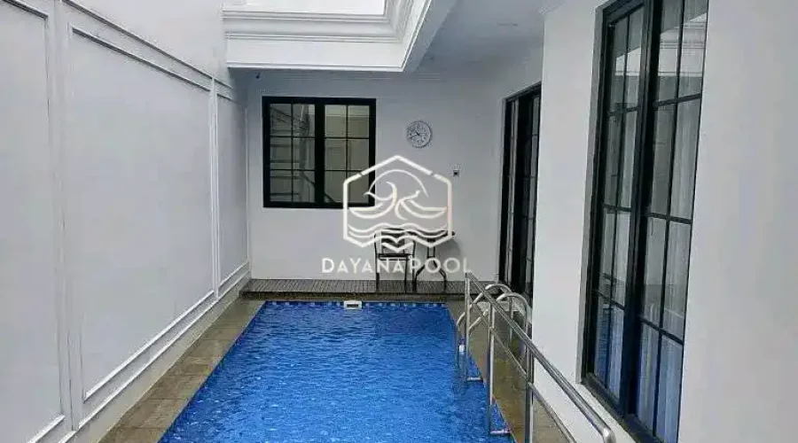 kolam renang skimmmer dengan finishing keramik biru
