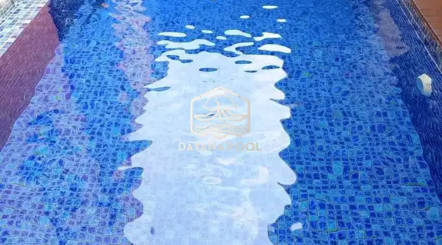 kolam renang overflow dengan finishing keramik biru