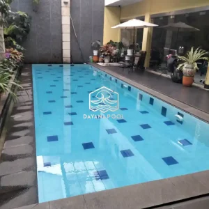 kolam renang denagn finishing keramik roman