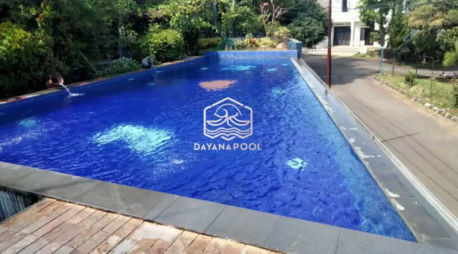 kolam renang di lantai 2 dengan consep infity